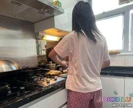  姐姐在打扫卫生姐夫在卧室打王者忍不住强上了姐姐